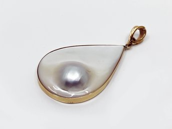 (G-3) LARGE 14KT GOLD AND MOTHER OF PEARL PENDENT-W/BUMP WEIGHT 10.6 DWT