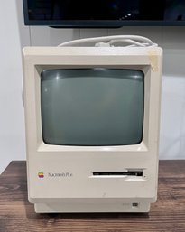 (A) VINTAGE 1988 MAC COMPUTER - MACINTOSH PLUS Model Number: M0001A  - WITH POWER CORD