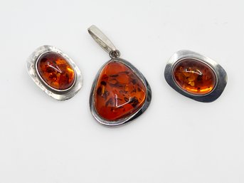(J-13) MATCHED SET - VINTAGE STERLING SILVER AND AMBER PENDENT & PAIR OF EARRINGS - DWT 16