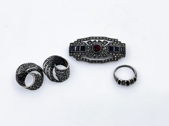 (J-19) TRIO OF STERLING SILVER & MARCASITE JEWELRY -BAR PIN W/GARNET, PAIR OF EARRINGS AND RING