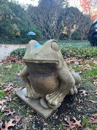 (DW) LARGE SQUATTING FROG CONCRETE STATUE - GARDEN DECOR - 2)' TALL ON 24' BY 16' BASE