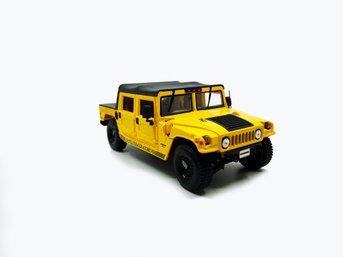 (C-1) VINTAGE HUMMER 1/18 MODEL CAR BY MAISTO-YELLOW