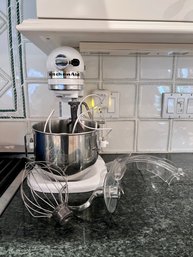 (K) WORKING KITCHEN AID 'PROFESSIONAL 5' STAND MIXER WITH PIECES PICTURED