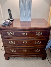 (UB-1) PAIR OF VINTAGE HENREDON 'ASTON COURT' BEDSIDE TABLES - 29' BY 19' BY 24'