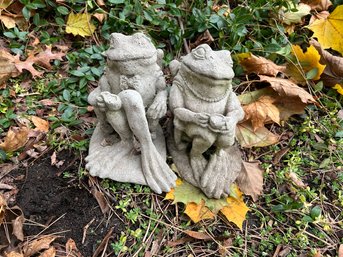 PAIR OF HUSBAND & WIFE CONCRETE GARDEN FROGS SITTING ON ROCKING CHAIRS - 8' BY 5'