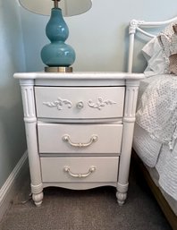 (LowBed) STANLEY FURNITURE SINGLE WHITE BEDSIDE TABLE - 29'W BY 17'D BY 23'H