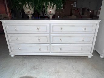 (BAS) DISTRESSED WHITE SIX DRAWER CHEST OF DRAWERS & MATCHING MIRROR - 33'H BY 72'W BY 17'D, MIRROR:29' BY 40'