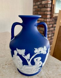 (X) ANTIQUE WEDGWOOD DARK BLUE JASPERWARE DOUBLE HANDLED 'PORTLAND' VASE WITH NEOCLASSICAL FIGURES- 8'