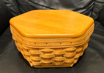 (M-11) VINTAGE 1999 LONGABERGER OCTAGONAL BASKET W/COVER & DIVIDED PLASTIC INSERT - 10'