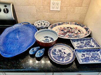 COLLECTION OF NINE DECORATIVE BLUE & WHITE & ASIAN THEMED PIECES - PLATTERS, FITZ & FFLOYD DUCKS - 6'-20'