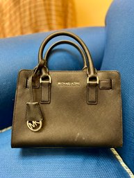 (P-8) MICHAEL KORS BLACK LEATHER HANDBAG - MARK ON FRONT MAY COME OFF - 8' BY 10'