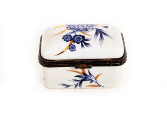 (B-74) VINTAGE ASIAN STYLE CERAMIC DOMED TRINKET BOX-HINGED-BLUE/WHITE/GOLD