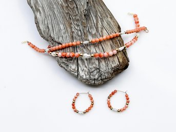 (J-61) TRIO OF CORAL, FRESHWATER PEARL AND 14 KT GOLD BEAD BRACELETS AND PAIR OF MATCHING HOOP EARRINGS