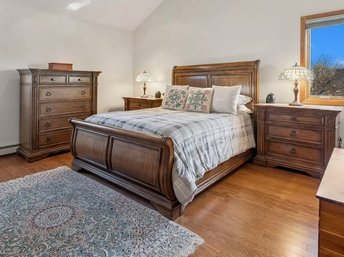 CONTEMPORARY THOMASVILLE QUEEN BEDROOM SET - EXCELLENT CONDITION - 5 PIECE - BED, PAIR NIGHTSTANDS, GENTLEMAN'