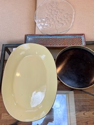 (A) LOT OF SERVING PIECES, GLASS PLATTER, YELLOW ITALIAN CERAMIC PLATTER, ART POTTERY PLATE & TRAY - 10'-14'