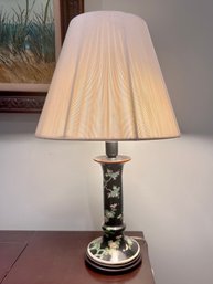 (D-2) ANTIQUE CHINESE FAMILLE NOIRE TABLE LAMP WITH SHADE - 26' HIGH ON 7' BASE - WORKING