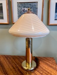 (E-8) GORGEOUS VINTAGE LIKELY 'VETRI MURANO' SWIRLED GLASS SHADE TABLE LAMP WITH BRASS CYLINDER BASE -WORKING