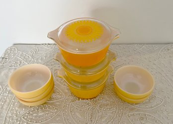 (U-18) VINTAGE PYREX 'DAISY' CASSEROLE SET OF THREE WITH LIDS (7') & SIX VINTAGE YELLOW FIREKING 4' BOWLS