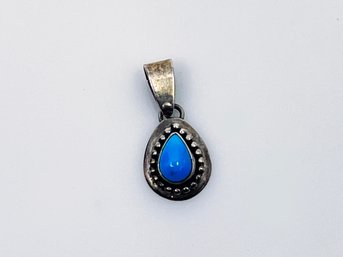 (J-11) VINTAGE NATIVE AMERICAN 'ELLA PETERS' STERLING SILVER AND TURQUOISE PENDANT - APPROX. 1.9 DWT