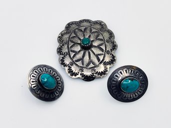 (J-22) VINTAGE PAIR OF STERLING SILVER & TURQUOISE EARRINGS & 'BENNETT' SIGNED BOLO TIE - 7.6 DWT