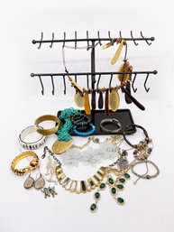 (J-5) VINTAGE LOT OF APPROX. 19 PIECES OF COSTUME JEWELRY-NECKLACE'S, BRACELETS AND EARRINGS