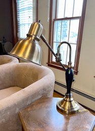 (C-15) BRUSHED BRASS ADJUSTABLE NECK TABLE LAMP WITH BLACK BODY, WORKING - 20' BY 19'