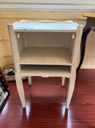 (KX) WHITE WOOD SMALL ACCENT TABLE WITH STORAGE- 26' BY 14' BY 17'