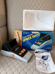 (Z-3) VINTAGE 1979 TANDY HAND HELD ELECTRONIC SPACE SHOT GAME WITH BOX - GREAT SHAPE