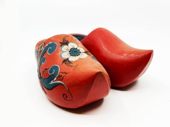 (B-33) PAIR OF DUTCH CLOGS RED PAINTED WITH ROSEMALING DECORATION - 9.5' BY 4'