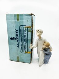 (B-64) VINTAGE LLADRO PORCELAIN FIGURINE - 'CHILDREN IN NIGHTSHIRTS' & CANDLESTICK WITH ORIGINAL BOX - 8'
