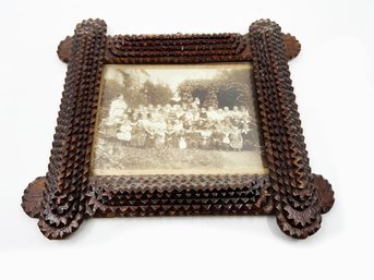 (A-38) ANTIQUE WOOD TRAMP ART PICTURE FRAME WITH PHOTO OF 49 SCHOOL CHILDREN! - CHIP CARVED - 11' BY 10'