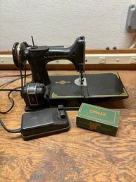 (F-7) VINTAGE 'FEATHERWEIGHT 678' SINGER SEWING MACHINE WITH FOOT PEDAL & BOX OF PARTS - UNTESTED