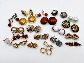 (J-29) VINTAGE LOT OF APPROX. 30 CLIP ON EARRINGS-COSTUME JEWELRY ITEMS