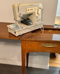 (C) VINTAGE SINGER SEWING MACHINE IN TABLE - 24' BY 18' BY 30'H