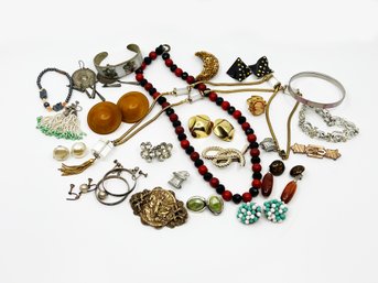 (J-3) VINTAGE LOT OF APPROX. 26 PIECES OF COSTUME JEWELRY-EARRINGS, PINS AND NECKLACES