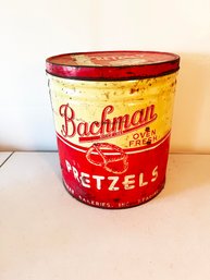 (202) VINTAGE 'BACHMANS' PRETZEL TIN-HELD 4 1/2 LBS-APPROX. 13' H X 12' R