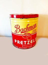 (208) VINTAGE 'BACHMAN OVEN FRESH' PRETZEL TIN-HELD 4 1/2 LBS PRETZELS-APPROX. 13' TALL X 12 ' ROUND