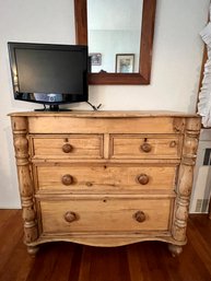 (BR) ANTIQUE GERMAN 'GRUNDERZEIT' FOUR DRAWER CHEST OF DRAWERS WITH COLUMN DETAIL - 35' BY 39'HIGH BY 20'