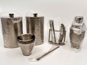 (A-32) STAINLESS STEEL BAR COCKTAIL SET - TWO FLASKS, SHAKER, CUPS & TOOLS IN CASE