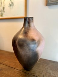 (K) ARTIST SIGNED ART POTTERY VASE WITH UNIQUE BURNISHED, FLAMBE GLAZE - 15' BY 9' WIDE