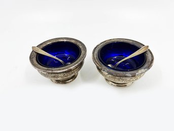 (A-16) VINTAGE LOT OF 2 'ALVIN' STERLING SILVER SALT CELLARS W/COBALT GLASS LINERS AND SPOONS