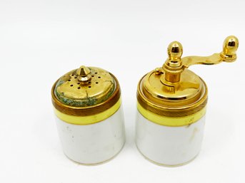 (A-24) VINTAGE RICHARD GINORI SALT AND PEPPER SHAKERS - MADE IN ITALY