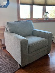 (LR) CONTEMPORARY LA-Z-BOY GRAY UPHOLSTERED ARMCHAIR IN EXCELLENT CONDITION - 36' BY 38' BY 40'