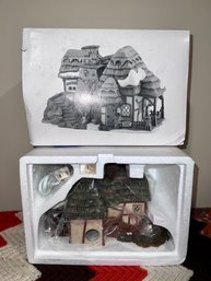 (Z-7) DEPT. 56 DICKENS' VILLAGE SERIES 'CROOKED FENCE COTTAGE - NEW IN BOX