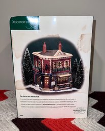 (Z-18) DEPT. 56 DICKENS' VILLAGE COLLECTION SERIES 'THE HORSE & HOUNDS PUB' COMPLETE IN  BOX