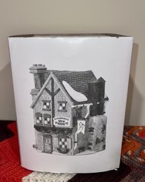 ((Z-22) DEPT. 56 DICKENS' VILLAGE COLLECTION SERIES 'KINGSFORD'S BREW HOUSE' -COMPLETE IN  BOX