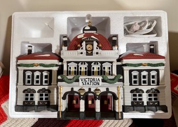 ((Z-32) DEPT. 56 DICKENS' VILLAGE COLLECTION SERIES 'VICTORIA STATION' -COMPLETE IN  BOX