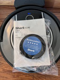 (LR) WORKING SHARK ION ROBOT VACUUM - WITH CHARGER & INSTRUCTIONS