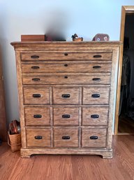 (BR2) LIKE NEW THOMASVILLE FIVE DRAWER GENTLEMAN'S CHEST - BEAUTIFUL QUALITY - 57' BY 20' BY 49'