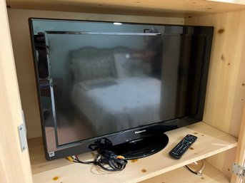 (BD-4) PRE OWNED PANASONIC 32' LCD TV WITH REMOTE